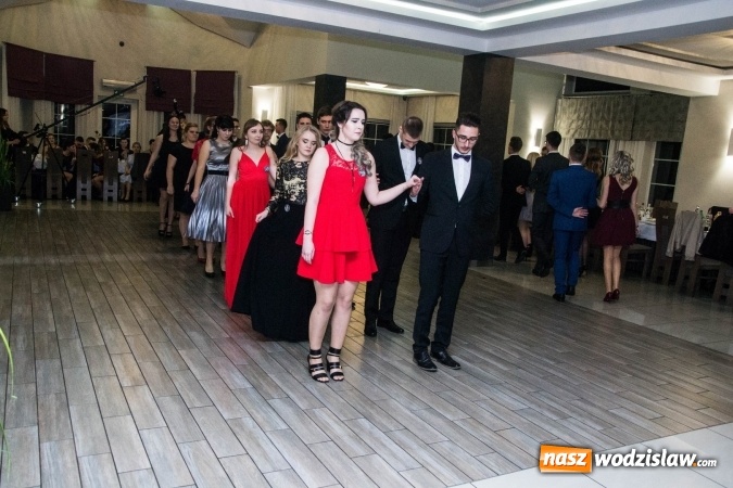 Zdjęcie w galerii na portalu naszwodzislaw.com: Maturzyści z Tischnera świętują studni&oacute;wkę w Premium wiadomości z regionu