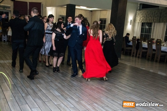 Zdjęcie w galerii na portalu naszwodzislaw.com: Maturzyści z Tischnera świętują studni&oacute;wkę w Premium wiadomości z regionu