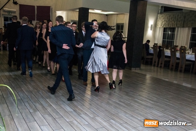 Zdjęcie w galerii na portalu naszwodzislaw.com: Maturzyści z Tischnera świętują studni&oacute;wkę w Premium wiadomości z regionu