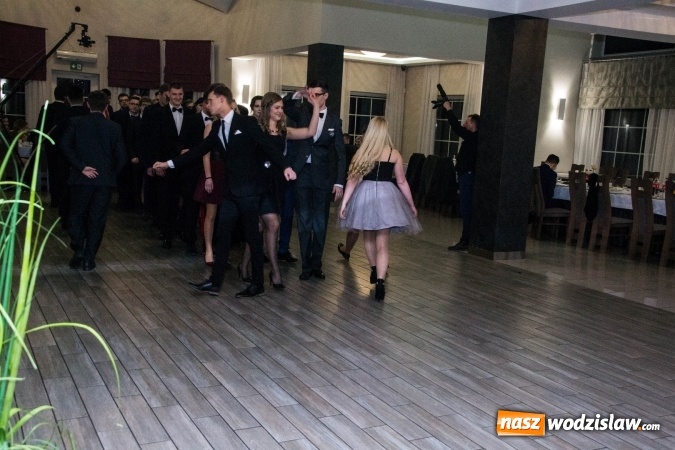 Zdjęcie w galerii na portalu naszwodzislaw.com: Maturzyści z Tischnera świętują studni&oacute;wkę w Premium wiadomości z regionu