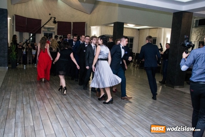 Zdjęcie w galerii na portalu naszwodzislaw.com: Maturzyści z Tischnera świętują studni&oacute;wkę w Premium wiadomości z regionu