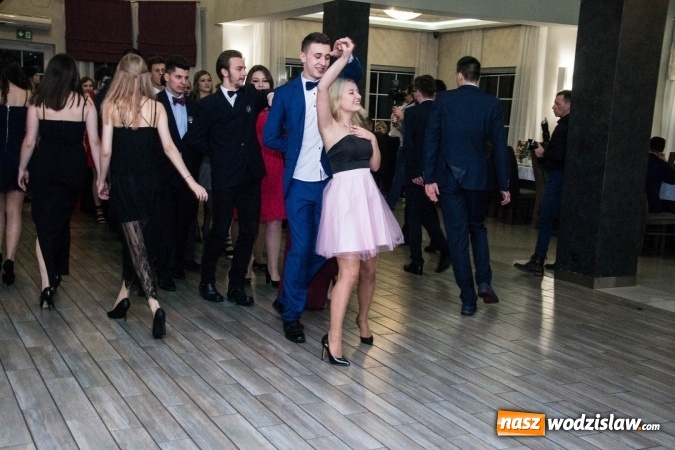 Zdjęcie w galerii na portalu naszwodzislaw.com: Maturzyści z Tischnera świętują studni&oacute;wkę w Premium wiadomości z regionu