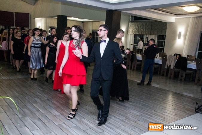 Zdjęcie w galerii na portalu naszwodzislaw.com: Maturzyści z Tischnera świętują studni&oacute;wkę w Premium wiadomości z regionu