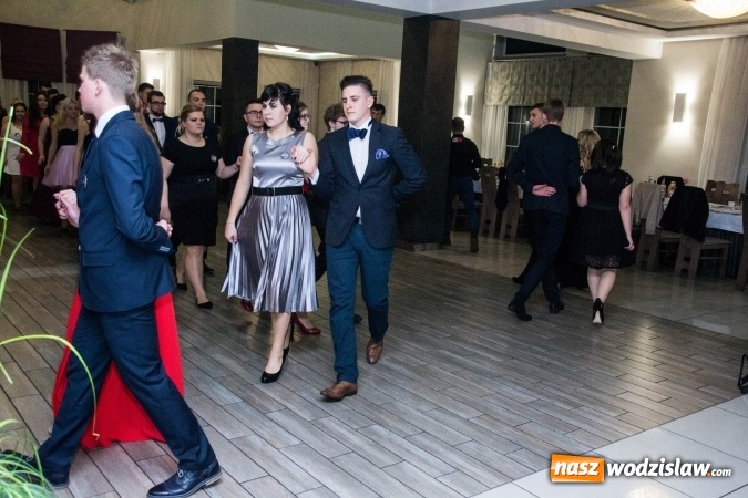 Zdjęcie w galerii na portalu naszwodzislaw.com: Maturzyści z Tischnera świętują studni&oacute;wkę w Premium wiadomości z regionu