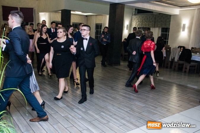 Zdjęcie w galerii na portalu naszwodzislaw.com: Maturzyści z Tischnera świętują studni&oacute;wkę w Premium wiadomości z regionu