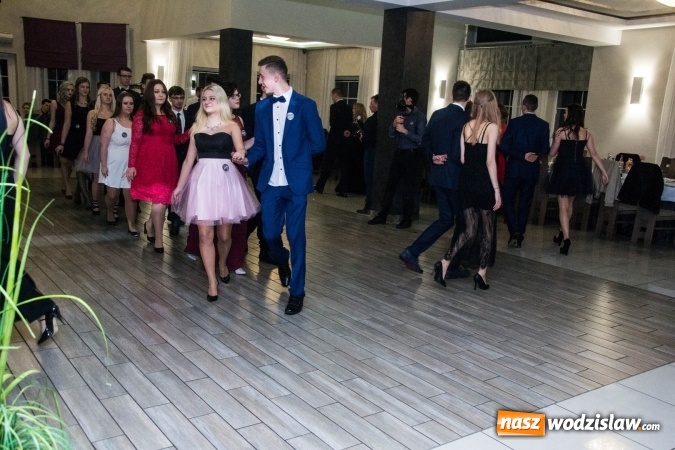 Zdjęcie w galerii na portalu naszwodzislaw.com: Maturzyści z Tischnera świętują studni&oacute;wkę w Premium wiadomości z regionu