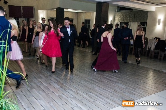 Zdjęcie w galerii na portalu naszwodzislaw.com: Maturzyści z Tischnera świętują studni&oacute;wkę w Premium wiadomości z regionu