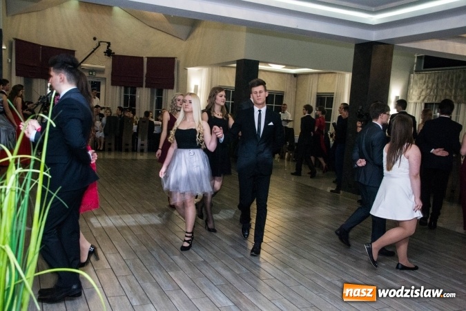 Zdjęcie w galerii na portalu naszwodzislaw.com: Maturzyści z Tischnera świętują studni&oacute;wkę w Premium wiadomości z regionu