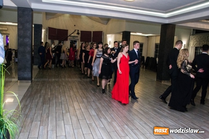 Zdjęcie w galerii na portalu naszwodzislaw.com: Maturzyści z Tischnera świętują studni&oacute;wkę w Premium wiadomości z regionu