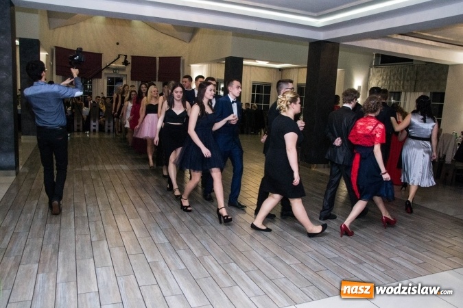 Zdjęcie w galerii na portalu naszwodzislaw.com: Maturzyści z Tischnera świętują studni&oacute;wkę w Premium wiadomości z regionu