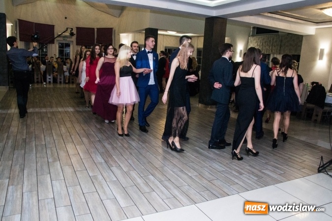 Zdjęcie w galerii na portalu naszwodzislaw.com: Maturzyści z Tischnera świętują studni&oacute;wkę w Premium wiadomości z regionu