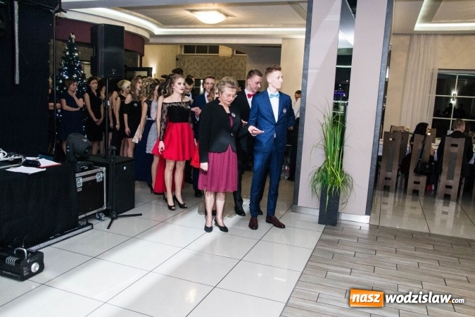 Zdjęcie w galerii na portalu naszwodzislaw.com: Maturzyści z Tischnera świętują studni&oacute;wkę w Premium wiadomości z regionu