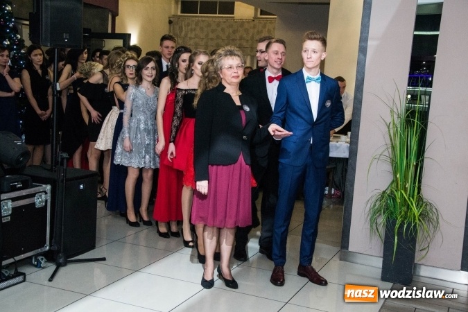 Zdjęcie w galerii na portalu naszwodzislaw.com: Maturzyści z Tischnera świętują studni&oacute;wkę w Premium wiadomości z regionu