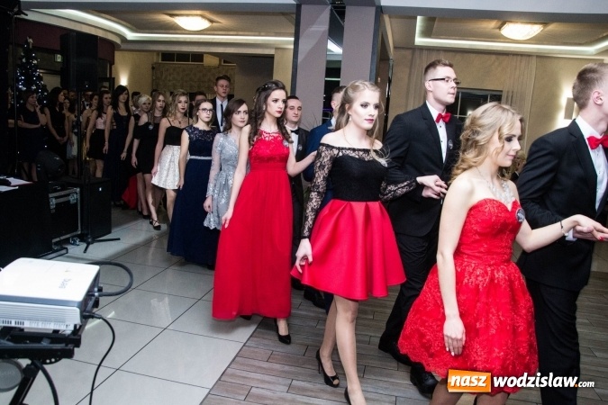 Zdjęcie w galerii na portalu naszwodzislaw.com: Maturzyści z Tischnera świętują studni&oacute;wkę w Premium wiadomości z regionu