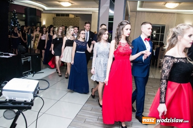 Zdjęcie w galerii na portalu naszwodzislaw.com: Maturzyści z Tischnera świętują studni&oacute;wkę w Premium wiadomości z regionu