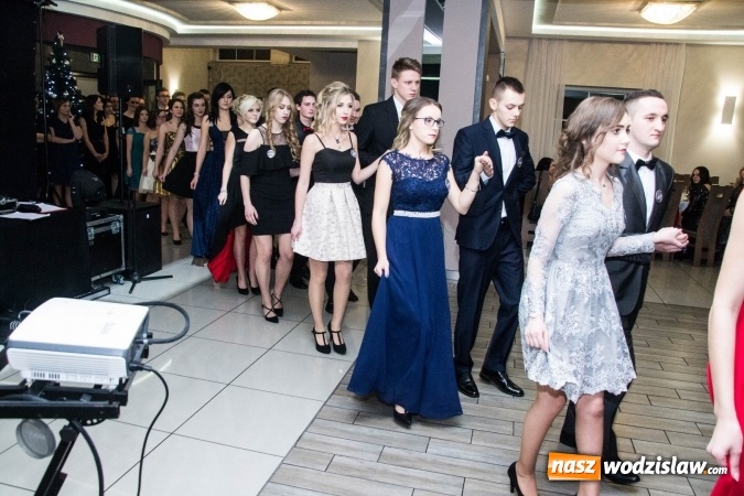 Zdjęcie w galerii na portalu naszwodzislaw.com: Maturzyści z Tischnera świętują studni&oacute;wkę w Premium wiadomości z regionu