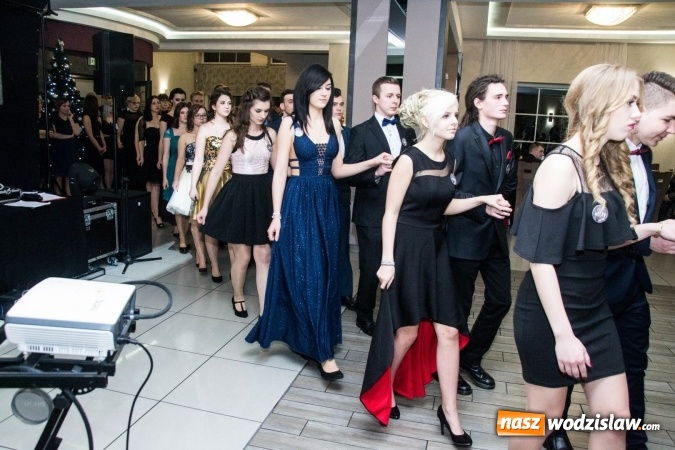 Zdjęcie w galerii na portalu naszwodzislaw.com: Maturzyści z Tischnera świętują studni&oacute;wkę w Premium wiadomości z regionu