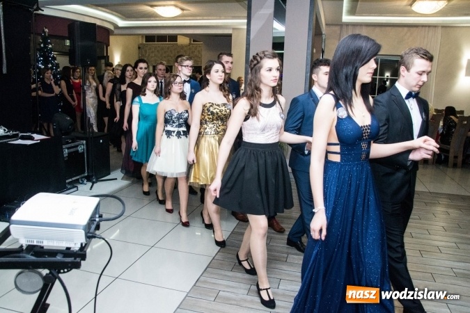 Zdjęcie w galerii na portalu naszwodzislaw.com: Maturzyści z Tischnera świętują studni&oacute;wkę w Premium wiadomości z regionu