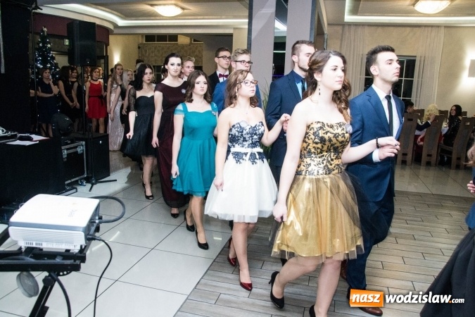 Zdjęcie w galerii na portalu naszwodzislaw.com: Maturzyści z Tischnera świętują studni&oacute;wkę w Premium wiadomości z regionu