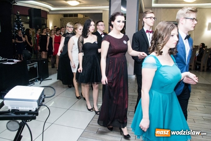 Zdjęcie w galerii na portalu naszwodzislaw.com: Maturzyści z Tischnera świętują studni&oacute;wkę w Premium wiadomości z regionu