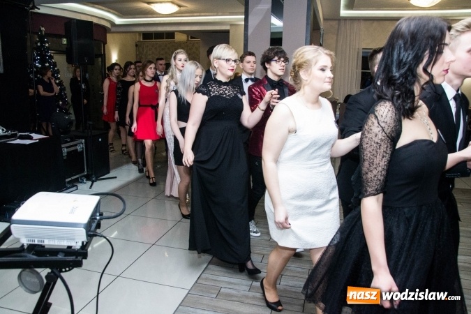 Zdjęcie w galerii na portalu naszwodzislaw.com: Maturzyści z Tischnera świętują studni&oacute;wkę w Premium wiadomości z regionu