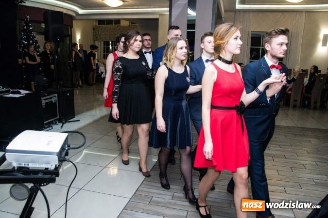 Zdjęcie w galerii na portalu naszwodzislaw.com: Maturzyści z Tischnera świętują studni&oacute;wkę w Premium wiadomości z regionu