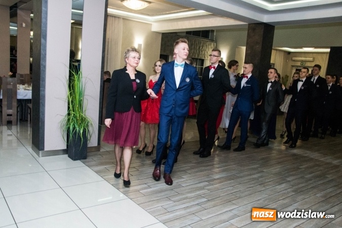 Zdjęcie w galerii na portalu naszwodzislaw.com: Maturzyści z Tischnera świętują studni&oacute;wkę w Premium wiadomości z regionu