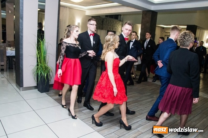 Zdjęcie w galerii na portalu naszwodzislaw.com: Maturzyści z Tischnera świętują studni&oacute;wkę w Premium wiadomości z regionu