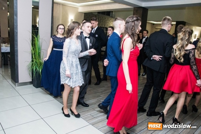 Zdjęcie w galerii na portalu naszwodzislaw.com: Maturzyści z Tischnera świętują studni&oacute;wkę w Premium wiadomości z regionu