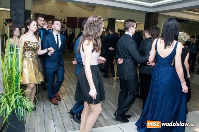 Zdjęcie w galerii na portalu naszwodzislaw.com: Maturzyści z Tischnera świętują studni&oacute;wkę w Premium wiadomości z regionu