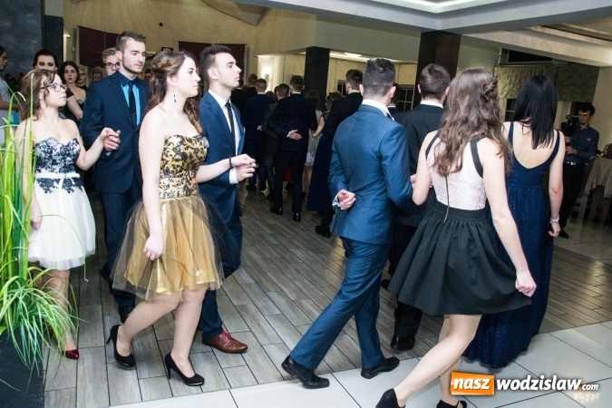 Zdjęcie w galerii na portalu naszwodzislaw.com: Maturzyści z Tischnera świętują studni&oacute;wkę w Premium wiadomości z regionu