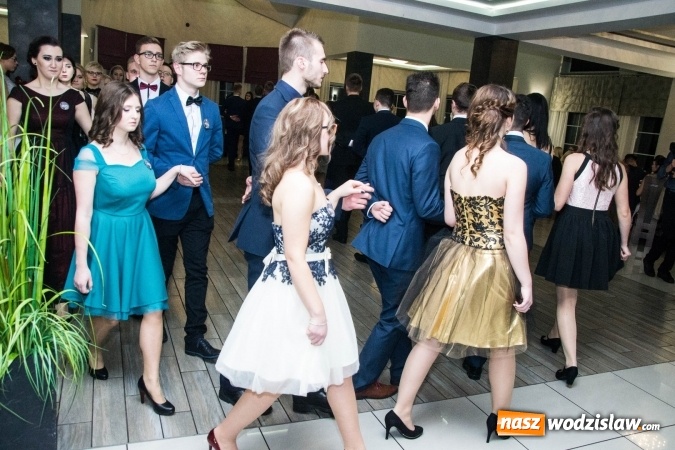 Zdjęcie w galerii na portalu naszwodzislaw.com: Maturzyści z Tischnera świętują studni&oacute;wkę w Premium wiadomości z regionu