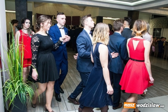 Zdjęcie w galerii na portalu naszwodzislaw.com: Maturzyści z Tischnera świętują studni&oacute;wkę w Premium wiadomości z regionu