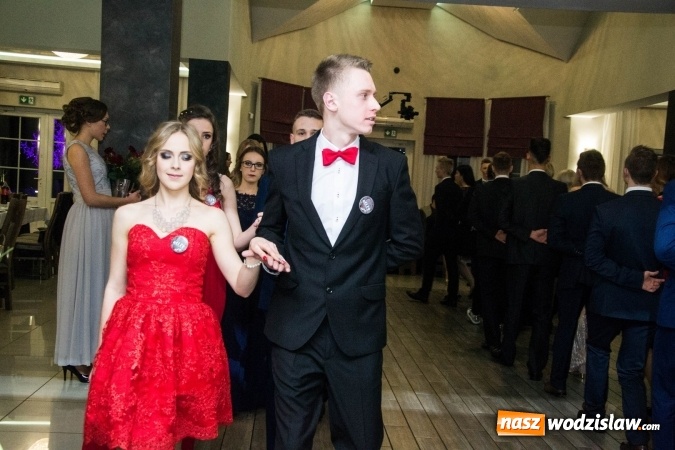 Zdjęcie w galerii na portalu naszwodzislaw.com: Maturzyści z Tischnera świętują studni&oacute;wkę w Premium wiadomości z regionu