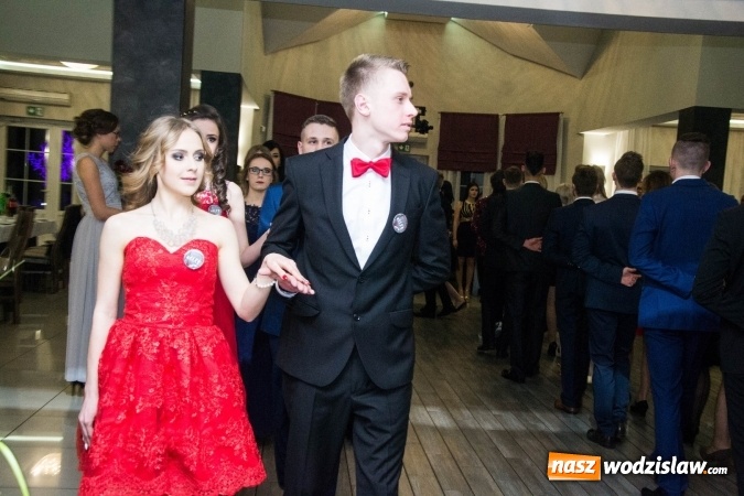 Zdjęcie w galerii na portalu naszwodzislaw.com: Maturzyści z Tischnera świętują studni&oacute;wkę w Premium wiadomości z regionu