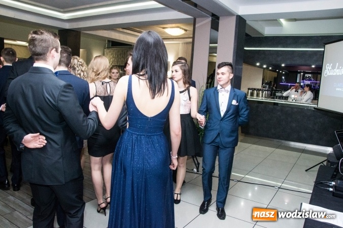 Zdjęcie w galerii na portalu naszwodzislaw.com: Maturzyści z Tischnera świętują studni&oacute;wkę w Premium wiadomości z regionu