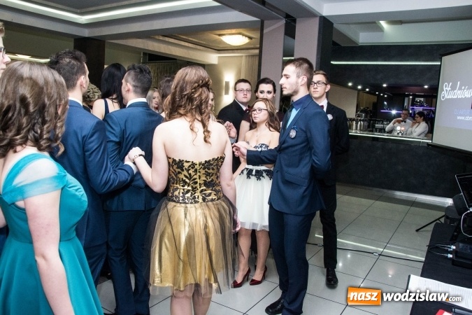 Zdjęcie w galerii na portalu naszwodzislaw.com: Maturzyści z Tischnera świętują studni&oacute;wkę w Premium wiadomości z regionu