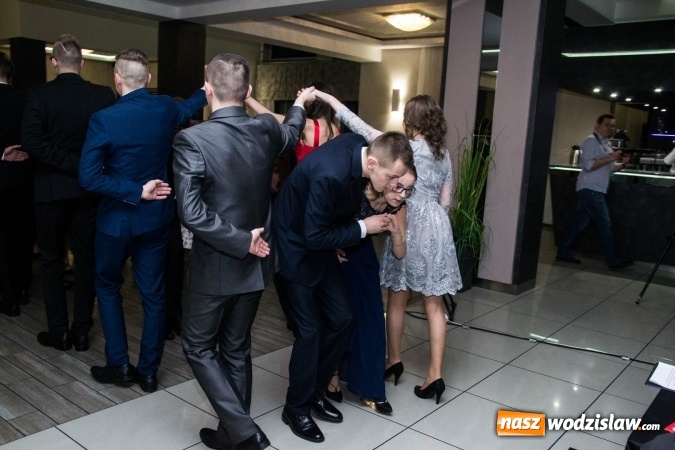 Zdjęcie w galerii na portalu naszwodzislaw.com: Maturzyści z Tischnera świętują studni&oacute;wkę w Premium wiadomości z regionu