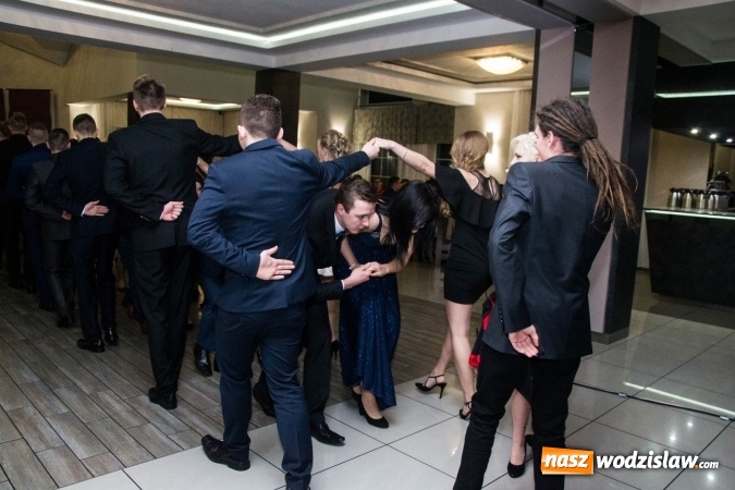 Zdjęcie w galerii na portalu naszwodzislaw.com: Maturzyści z Tischnera świętują studni&oacute;wkę w Premium wiadomości z regionu