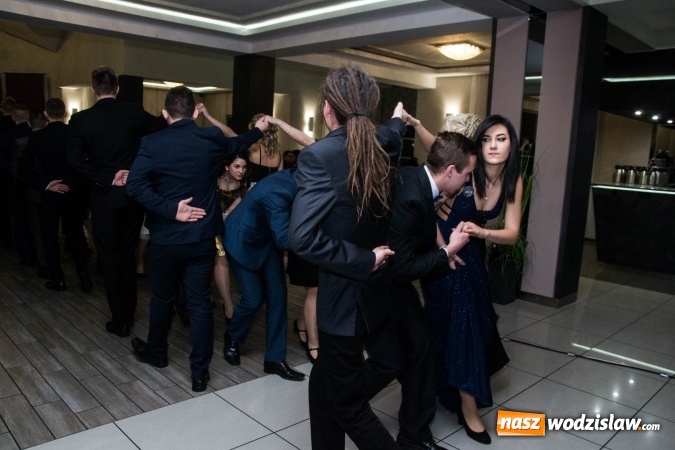 Zdjęcie w galerii na portalu naszwodzislaw.com: Maturzyści z Tischnera świętują studni&oacute;wkę w Premium wiadomości z regionu