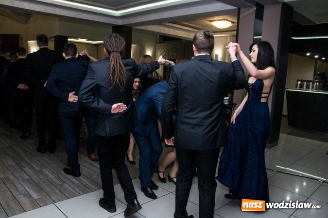 Zdjęcie w galerii na portalu naszwodzislaw.com: Maturzyści z Tischnera świętują studni&oacute;wkę w Premium wiadomości z regionu