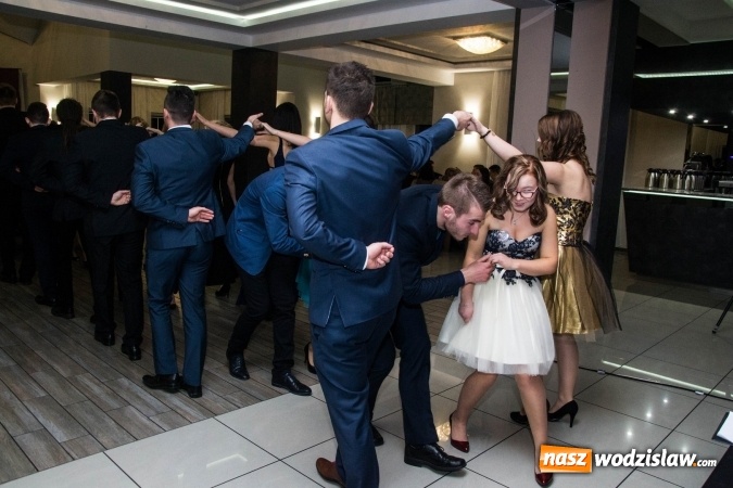 Zdjęcie w galerii na portalu naszwodzislaw.com: Maturzyści z Tischnera świętują studni&oacute;wkę w Premium wiadomości z regionu