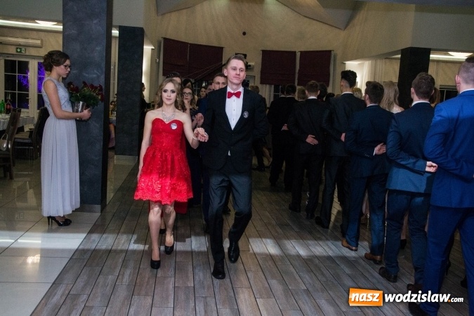 Zdjęcie w galerii na portalu naszwodzislaw.com: Maturzyści z Tischnera świętują studni&oacute;wkę w Premium wiadomości z regionu