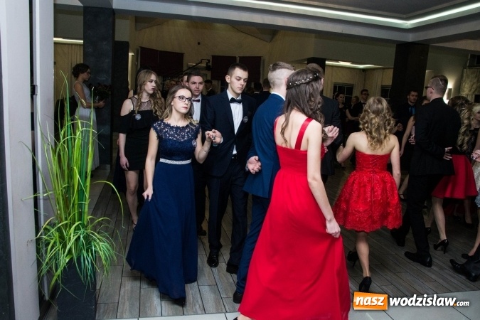 Zdjęcie w galerii na portalu naszwodzislaw.com: Maturzyści z Tischnera świętują studni&oacute;wkę w Premium wiadomości z regionu