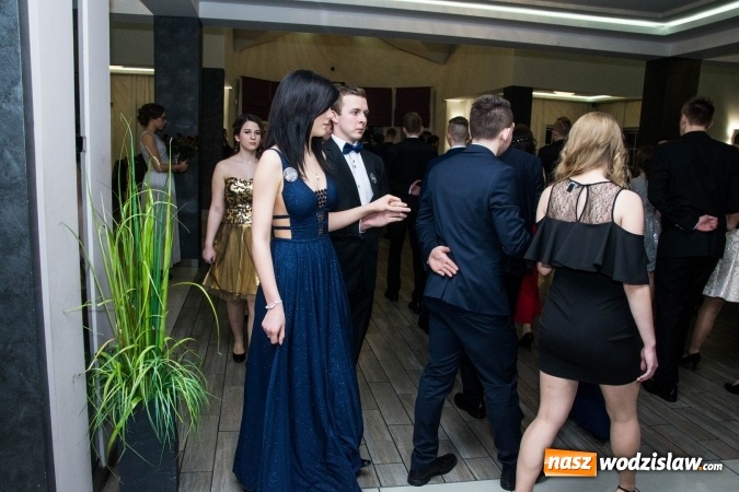 Zdjęcie w galerii na portalu naszwodzislaw.com: Maturzyści z Tischnera świętują studni&oacute;wkę w Premium wiadomości z regionu