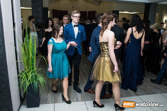 Zdjęcie w galerii na portalu naszwodzislaw.com: Maturzyści z Tischnera świętują studni&oacute;wkę w Premium wiadomości z regionu