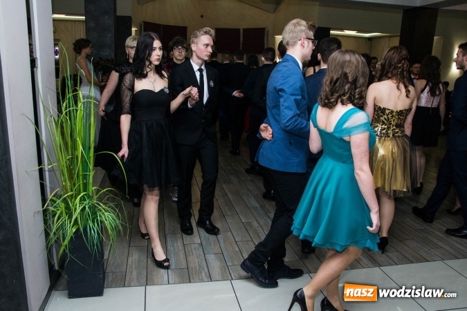 Zdjęcie w galerii na portalu naszwodzislaw.com: Maturzyści z Tischnera świętują studni&oacute;wkę w Premium wiadomości z regionu