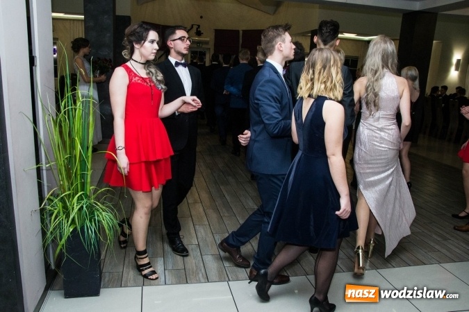 Zdjęcie w galerii na portalu naszwodzislaw.com: Maturzyści z Tischnera świętują studni&oacute;wkę w Premium wiadomości z regionu