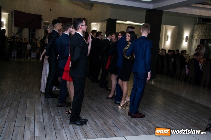 Zdjęcie w galerii na portalu naszwodzislaw.com: Maturzyści z Tischnera świętują studni&oacute;wkę w Premium wiadomości z regionu