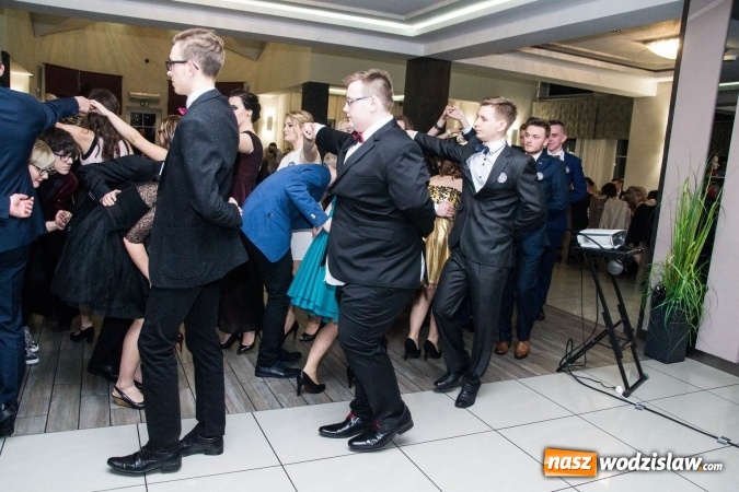 Zdjęcie w galerii na portalu naszwodzislaw.com: Maturzyści z Tischnera świętują studni&oacute;wkę w Premium wiadomości z regionu